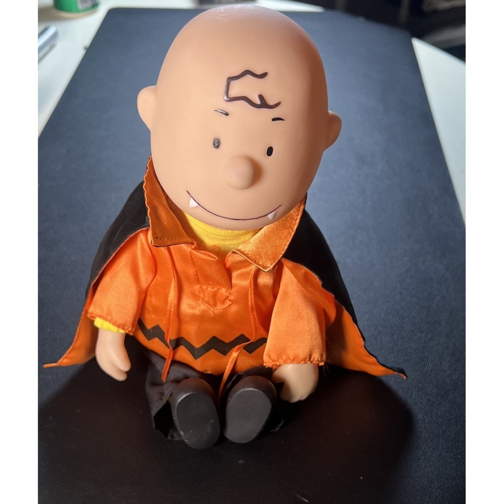 Charlie Brown Musical Dracula 9" tall Halloween Peanuts 1998 Vintage Working J3